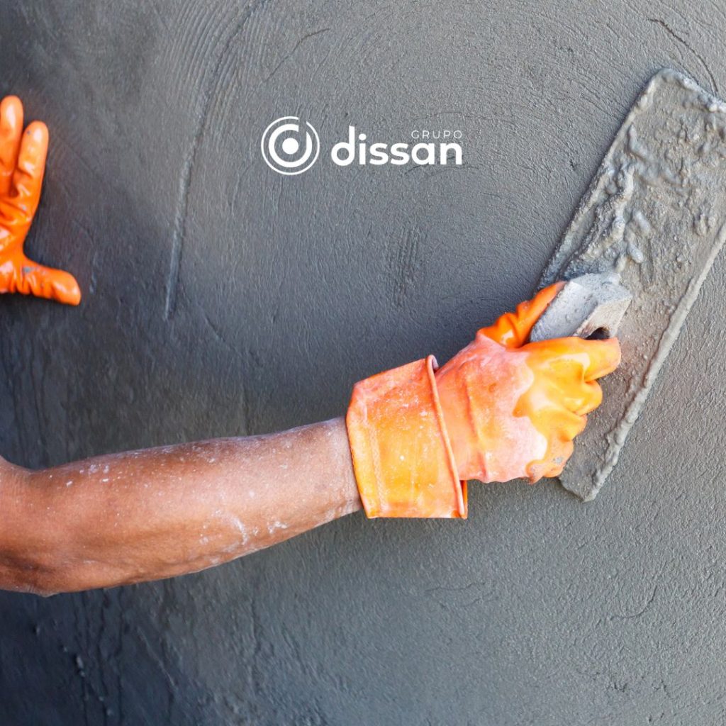 Pared antes y después de una reparación de humedades realizada por un profesional de la albañilería