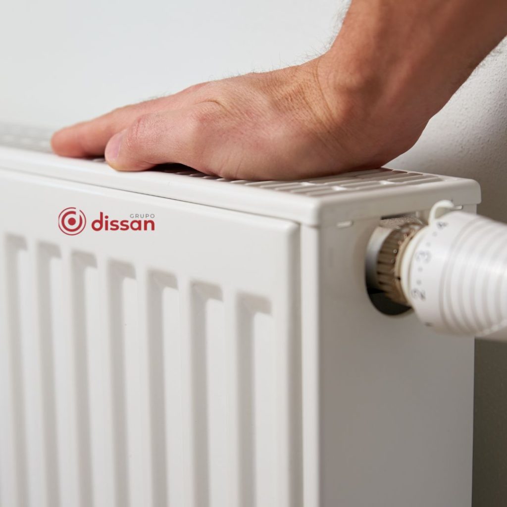 Técnicos realizando mantenimiento de calefacción industrial para mejorar la eficiencia térmica