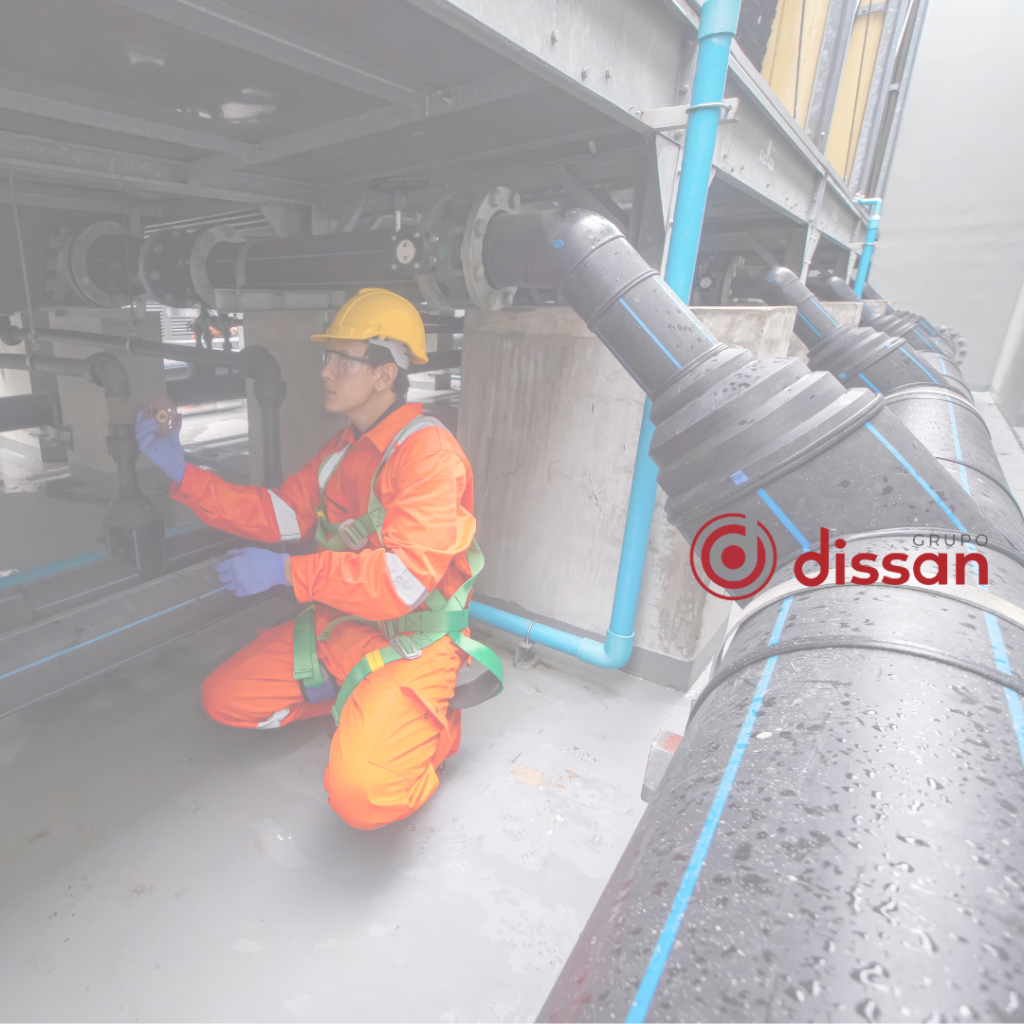 Técnico inspeccionando instalación de fontanería industrial para detectar fugas y optimizar el sistema