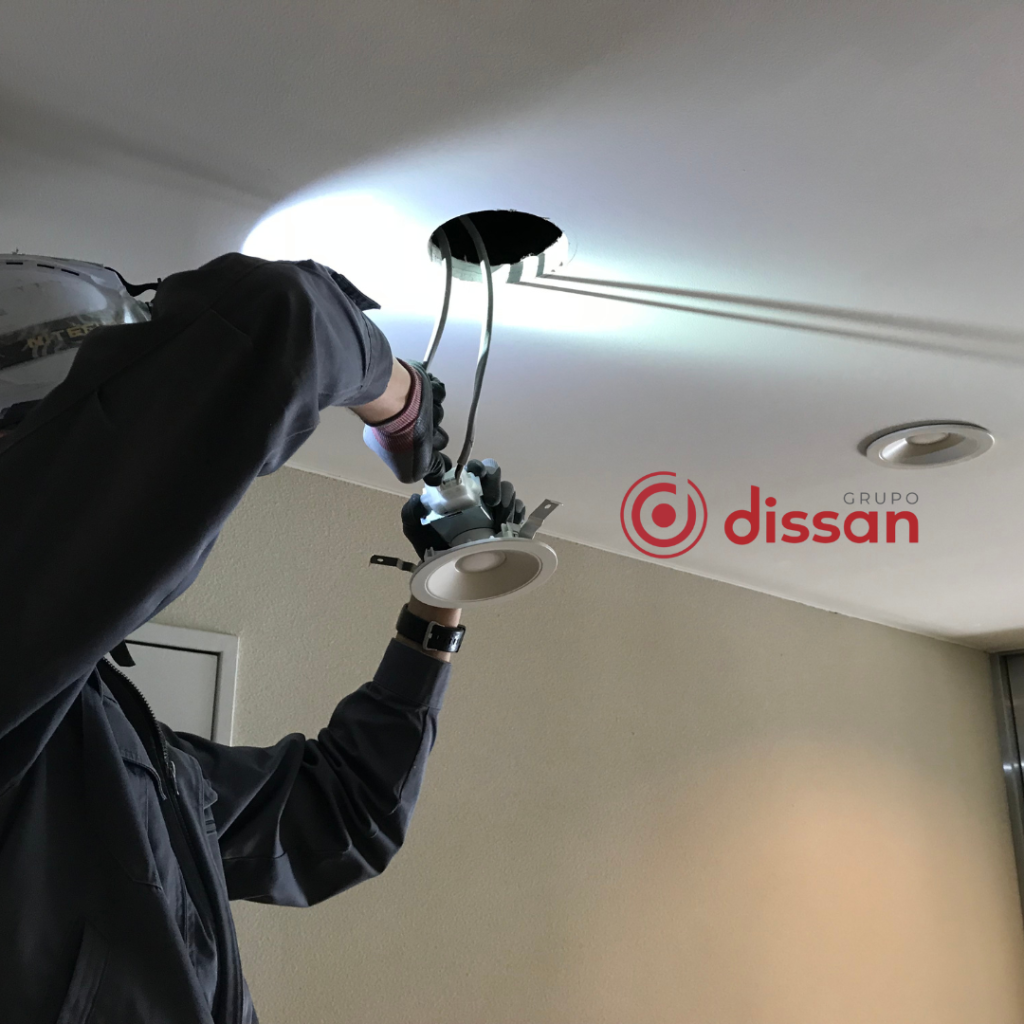 Problemas eléctricos en casa como enchufe quemado y cuadro eléctrico con diferencial saltado